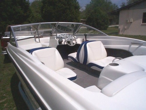 I Really Like The 
Layout Of This Boat,
Lots Of Seats, Walk 
Through, Carpet, Ski
Storage Full Gauges 
And Cup Holders.
Between The Front 
Seats Is A Ski 
Locker, BIG !