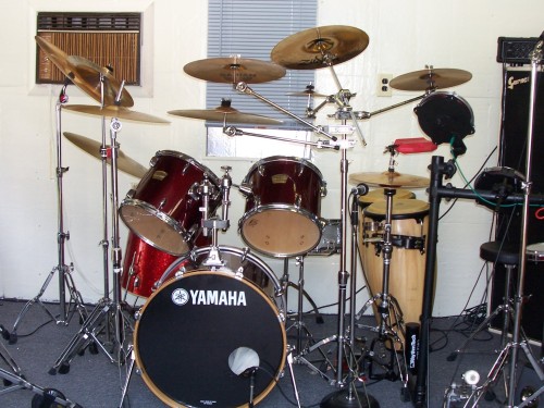Yamaha, 4 Tom's 11 Cymbals 2 Conga's And Effects.